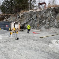 Mann kontrollerer et arbeidsområde