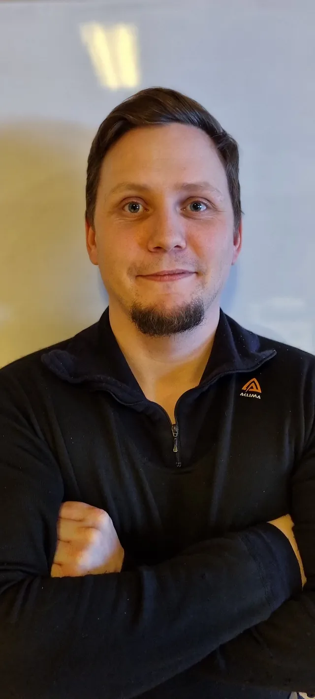 Mann sveiser plastikk